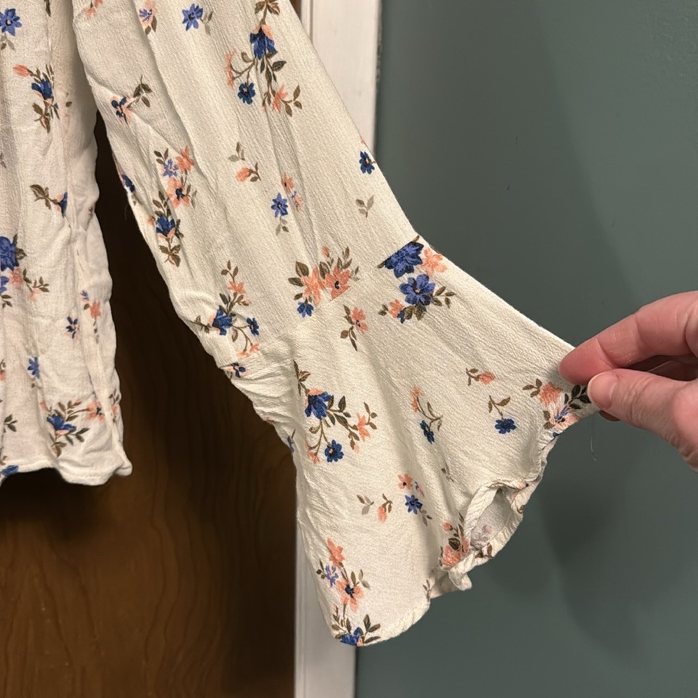 American Eagle Outfitters white floral blouse size L - Picture 2 of 4